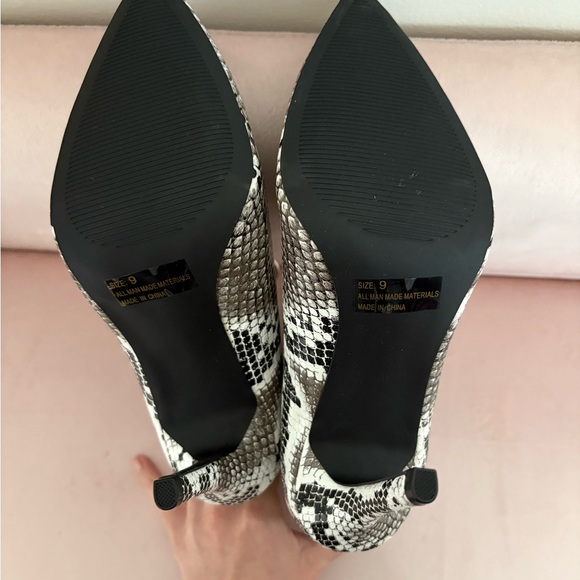 Venus Snakeskin Ankle Boots with zipper. Brand new never worn in box - Picture 5 of 9